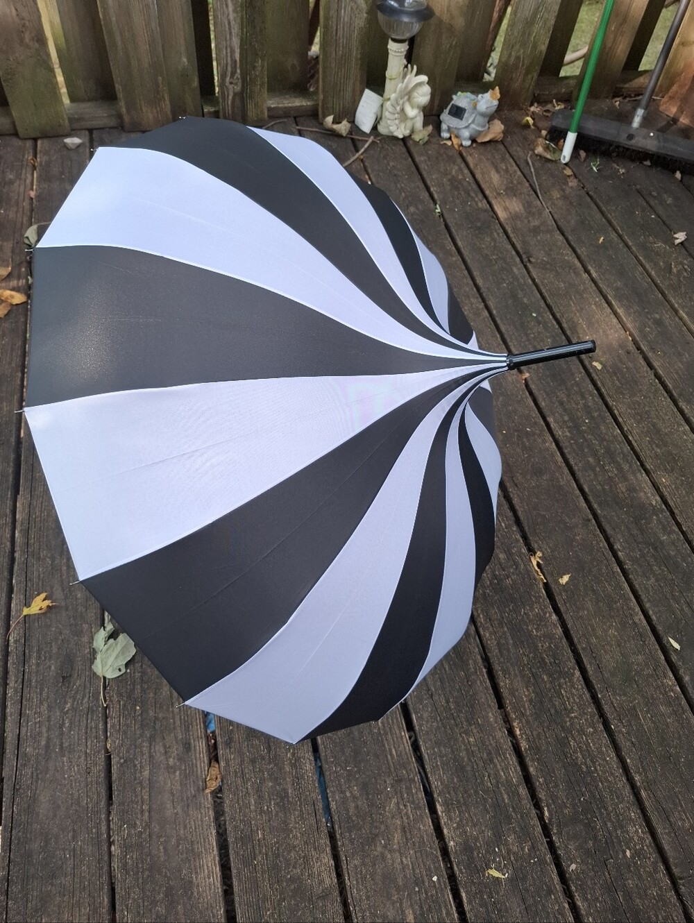 Classic Black and White Spiral Women's Umbrella - Elegant Rain Accessory - Picture 7 of 7